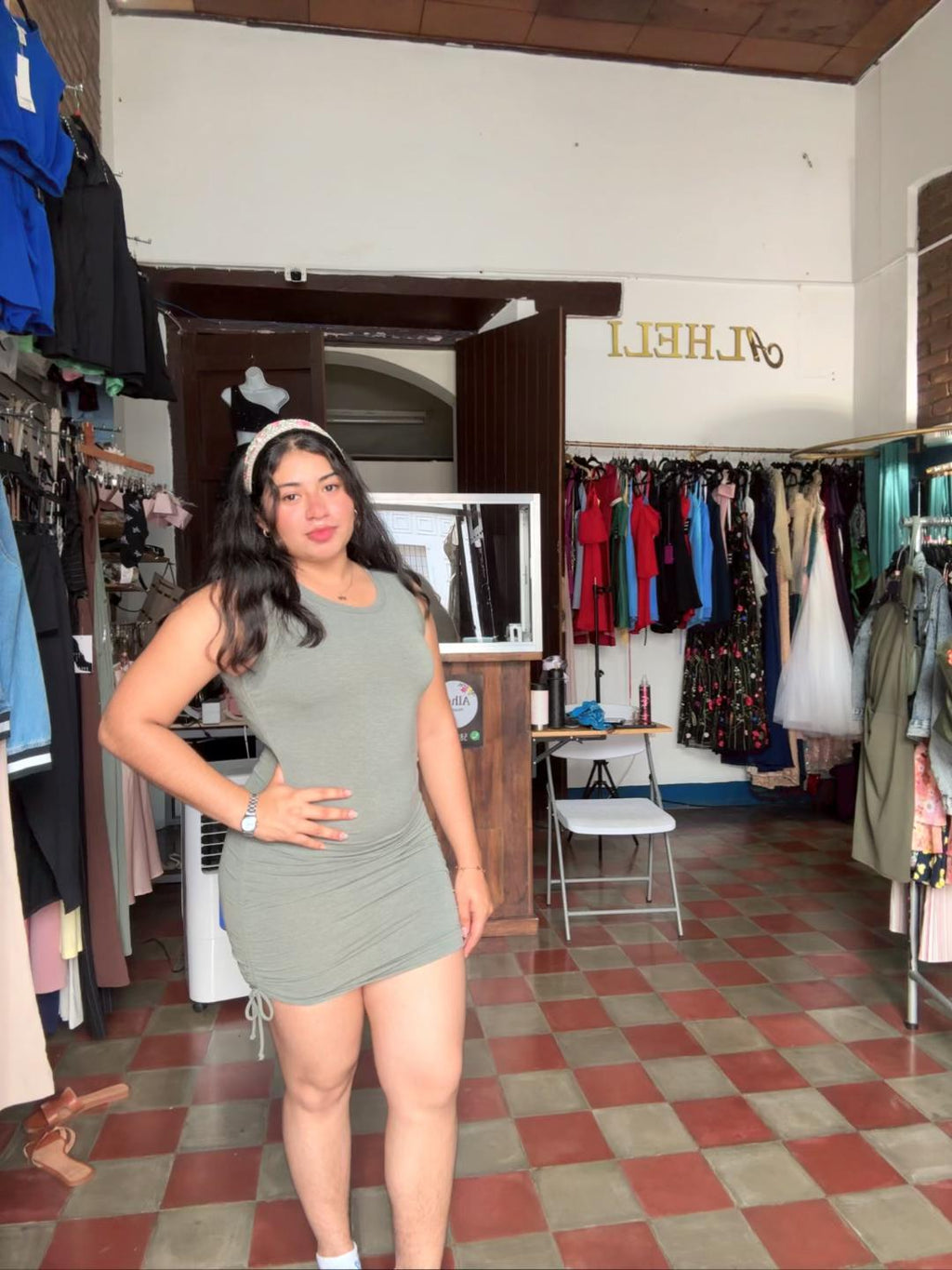 Vestido verde con recogidos laterales