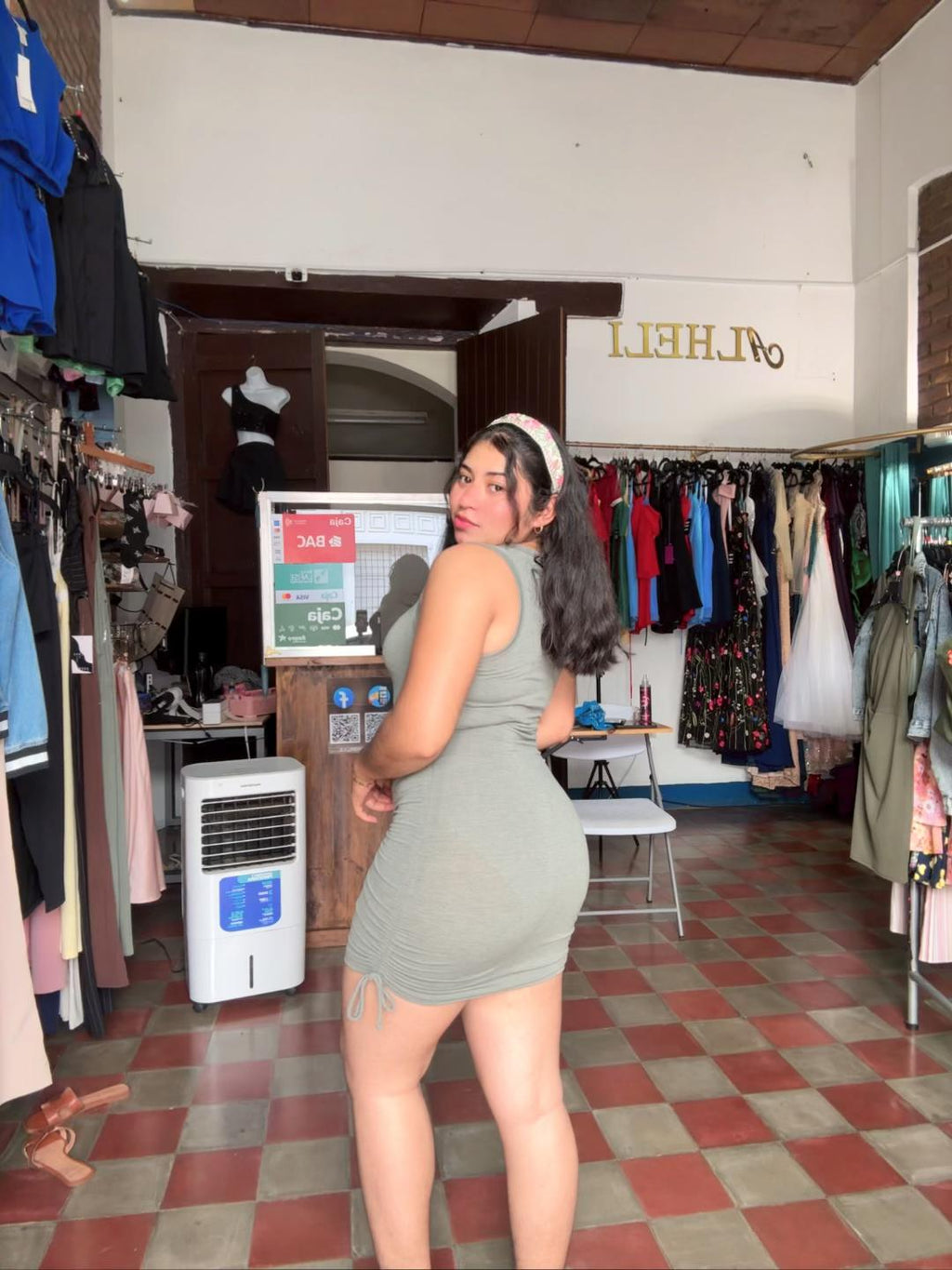 Vestido verde con recogidos laterales