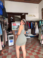 Vestido verde con recogidos laterales