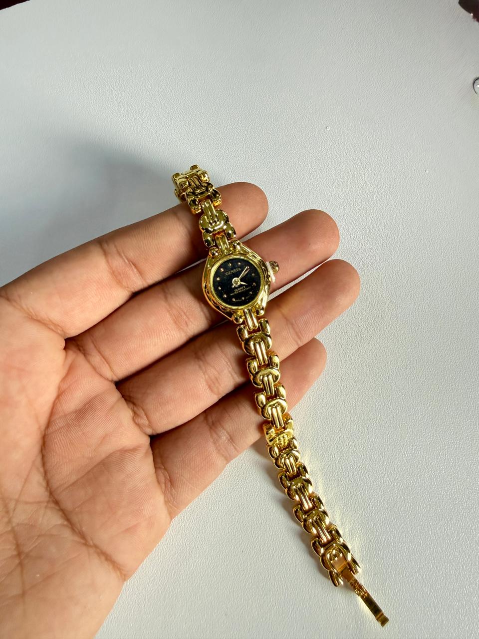 Reloj con fondo negro