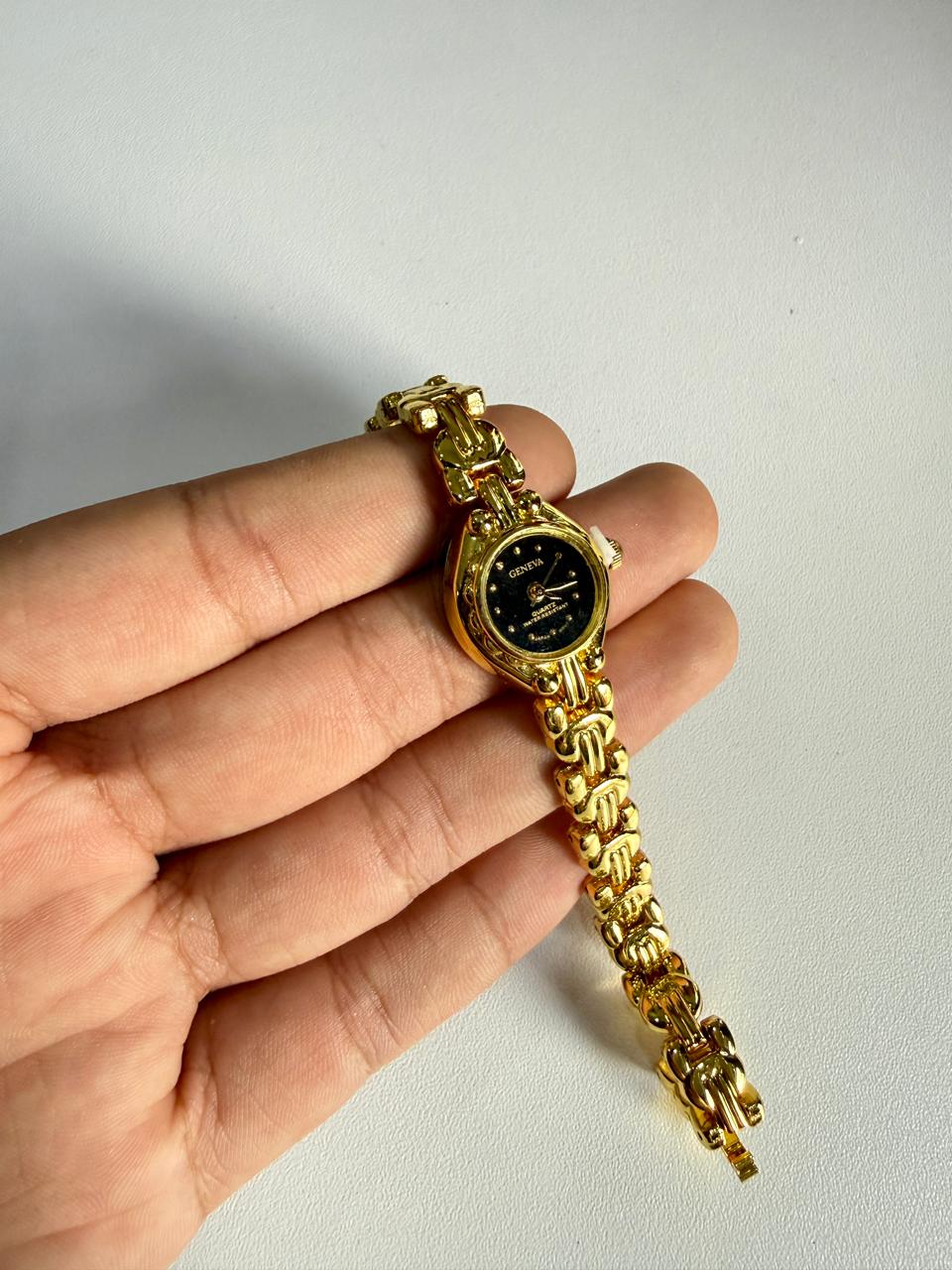 Reloj con fondo negro