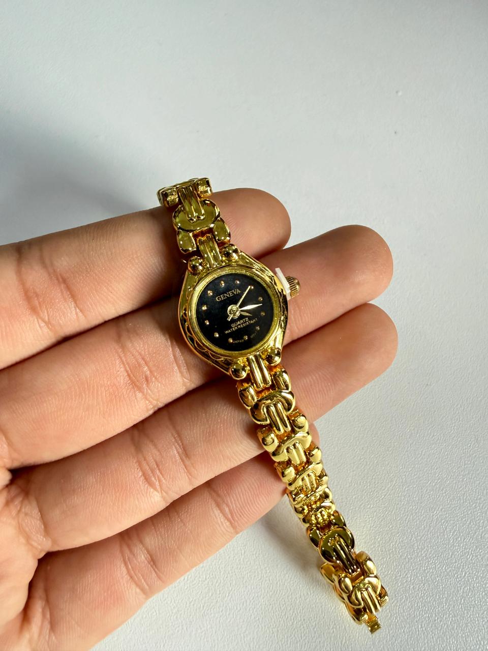 Reloj con fondo negro
