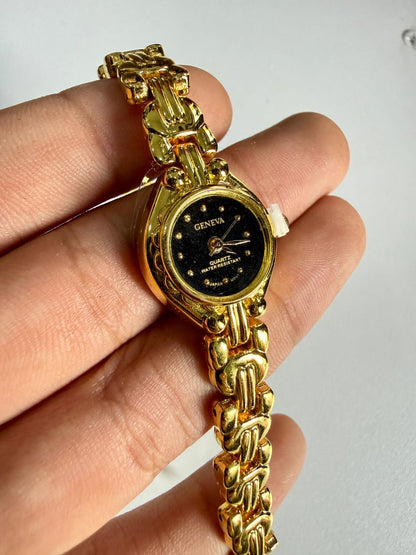 Reloj con fondo negro