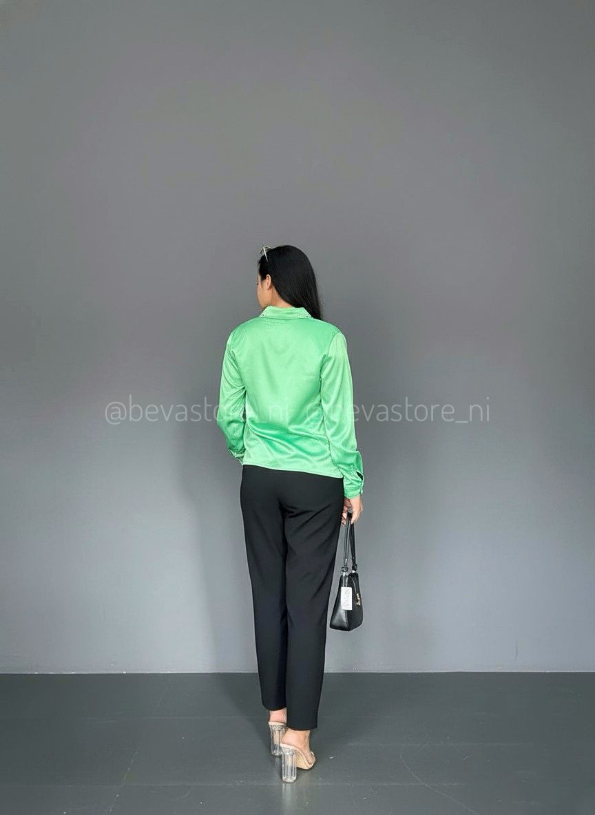 Looks camisa verde satinada