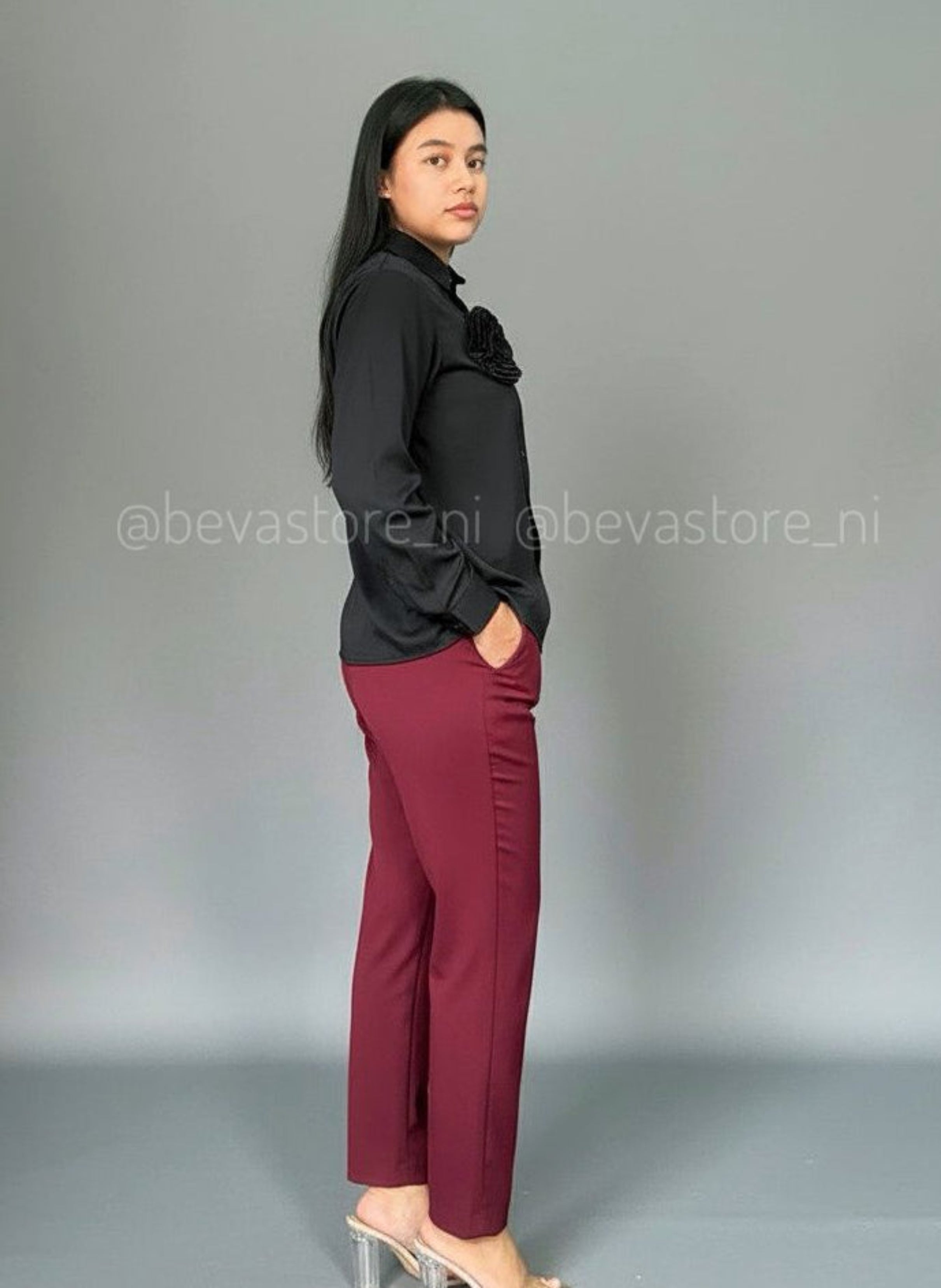 Looks camisa negra con rosa 3D