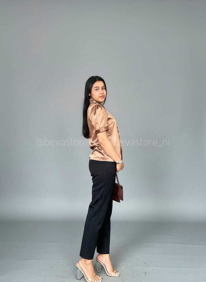 Looks camisa café satinada