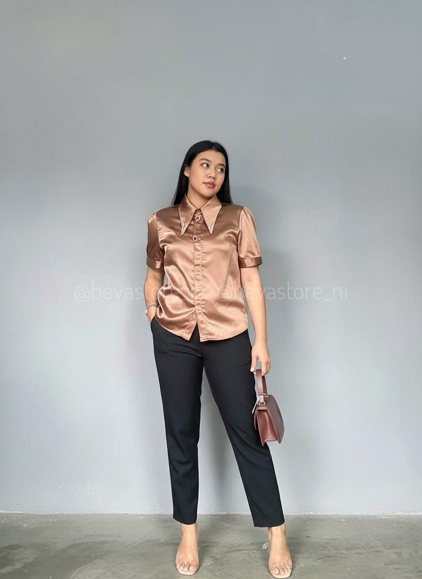 Looks camisa café satinada