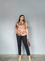 Looks camisa café satinada