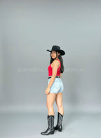 Looks short jeans con dobladillo azul claro