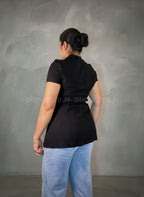 Blusa manga corta con botones y cinturón