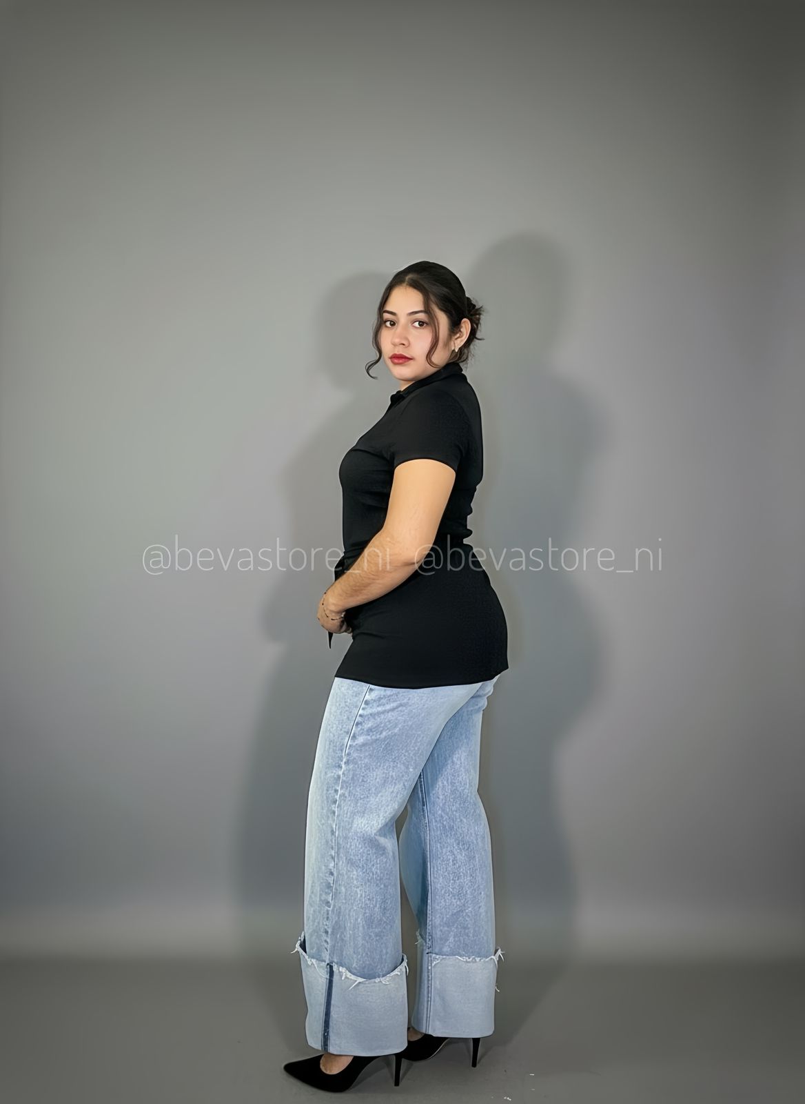 Blusa manga corta con botones y cinturón