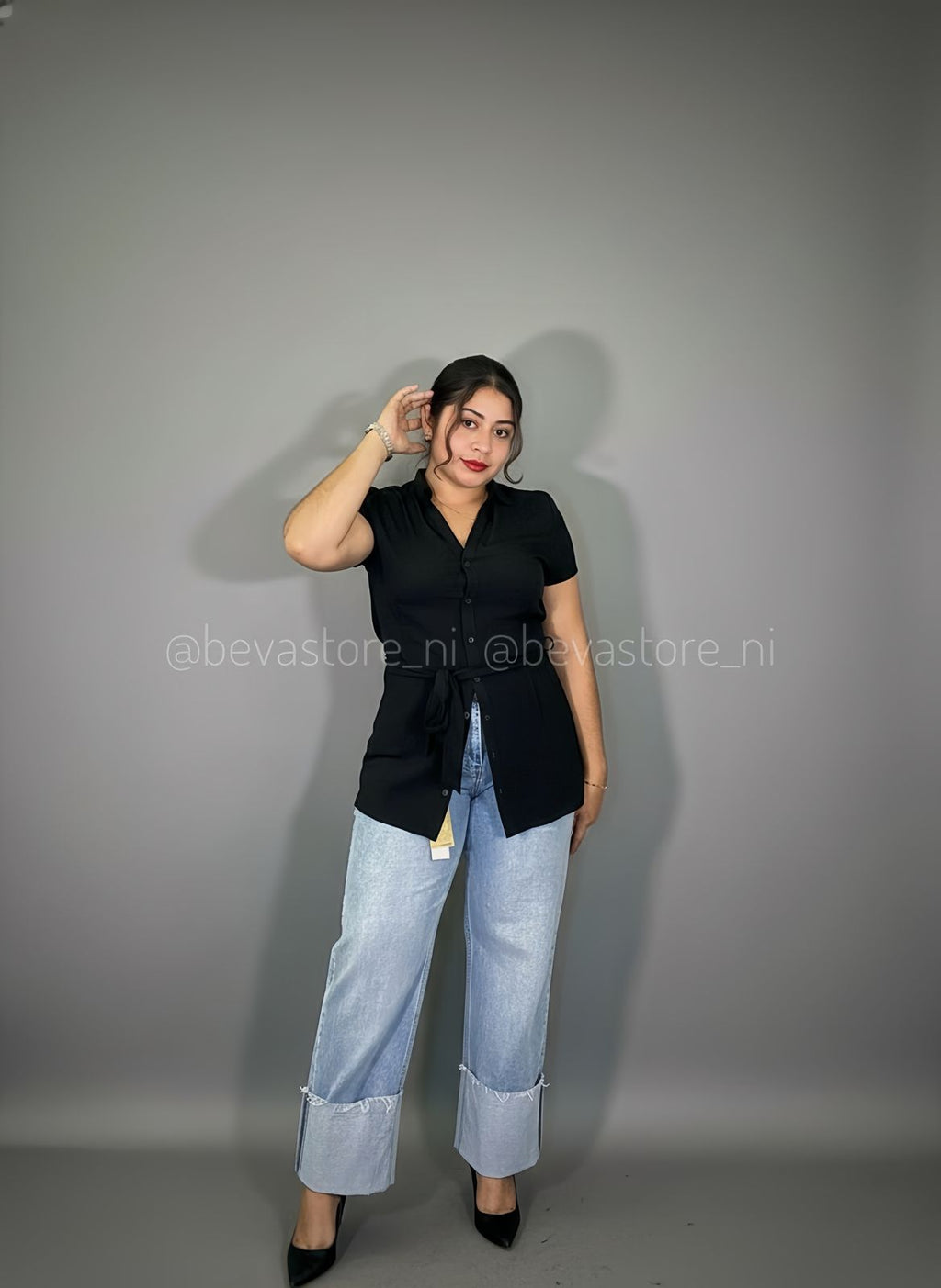 Blusa manga corta con botones y cinturón