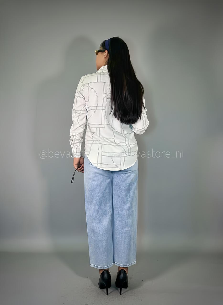 Camisa manga larga con cuello y estampado geométrico