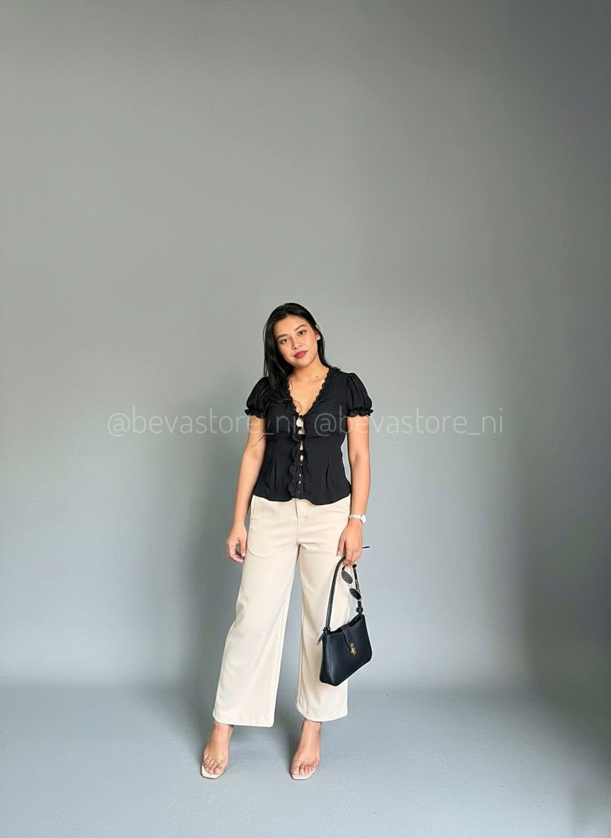 Looks blusa con mangas abullonadas negra