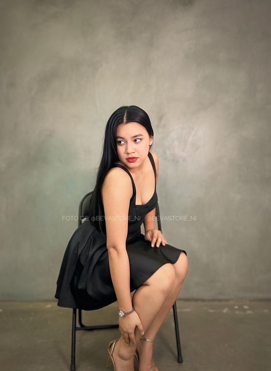 Vestido corto negro con detalles de piedrería