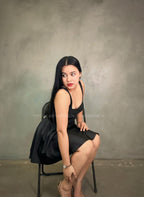 Vestido corto negro con detalles de piedrería