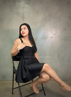 Vestido corto negro con detalles de piedrería