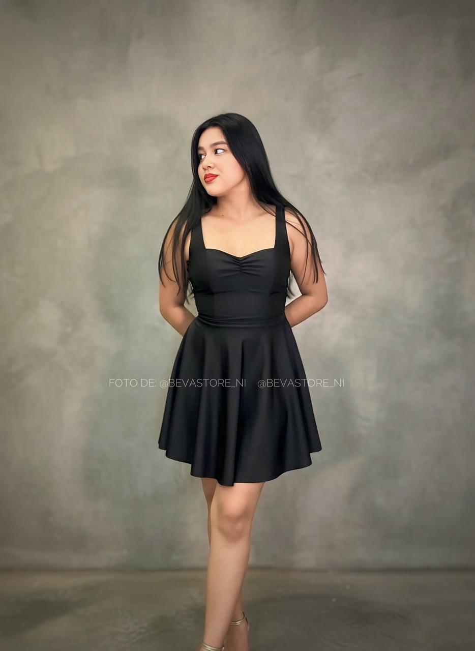 Vestido corto negro con detalles de piedrería