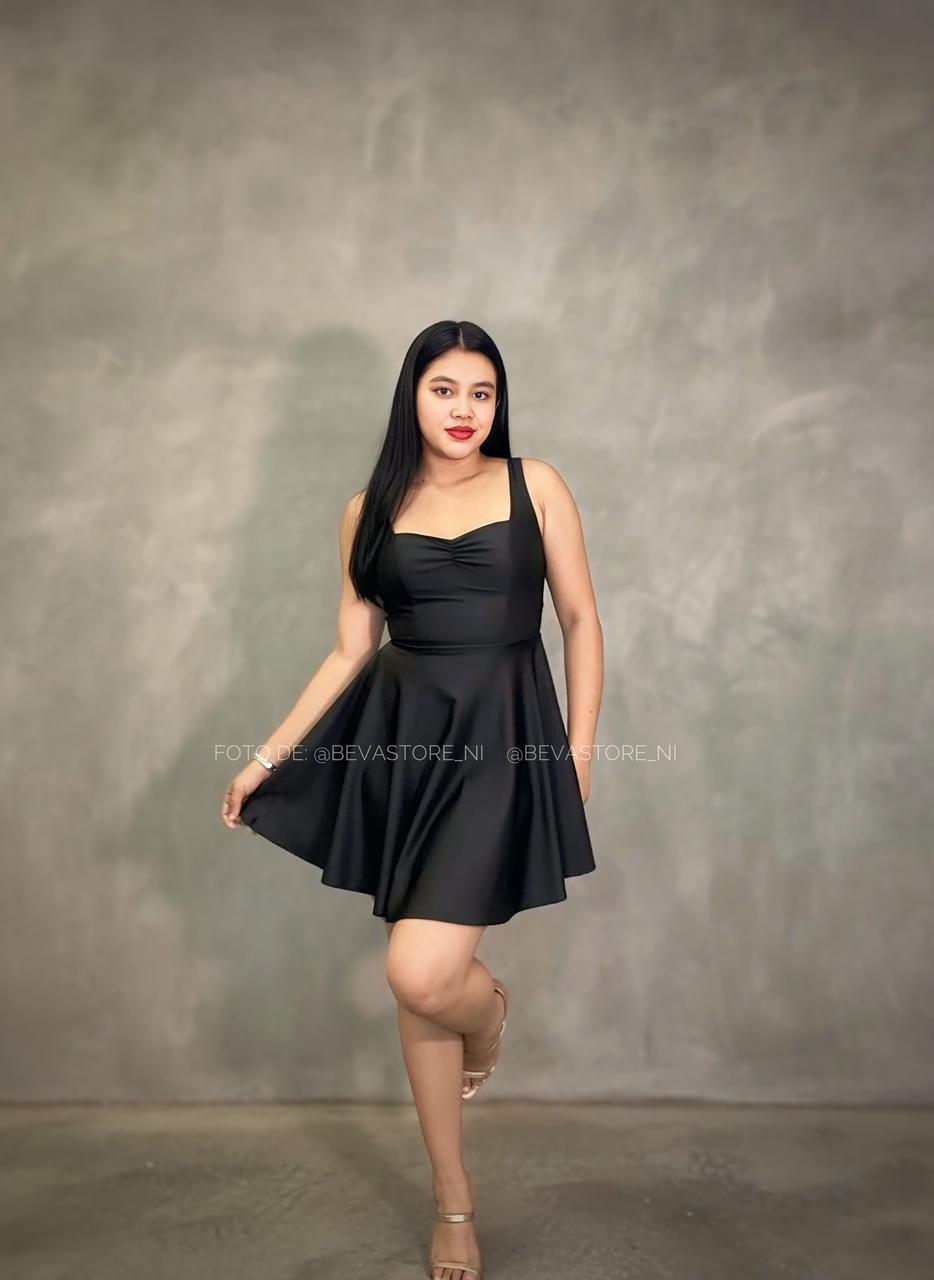 Vestido corto negro con detalles de piedrería