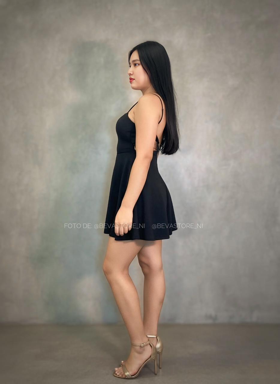 Vestido corto negro espalda abierta