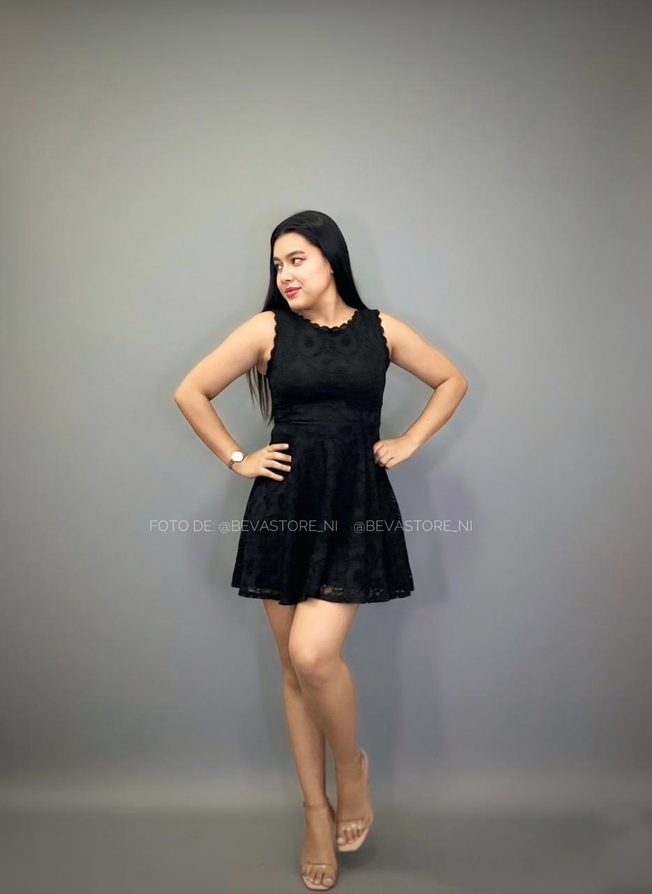 Vestido corto calado