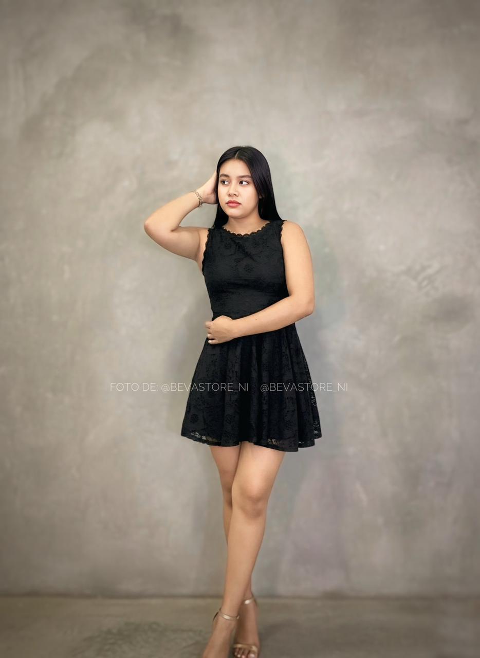 Vestido corto calado