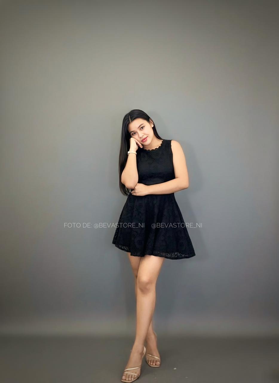 Vestido corto calado