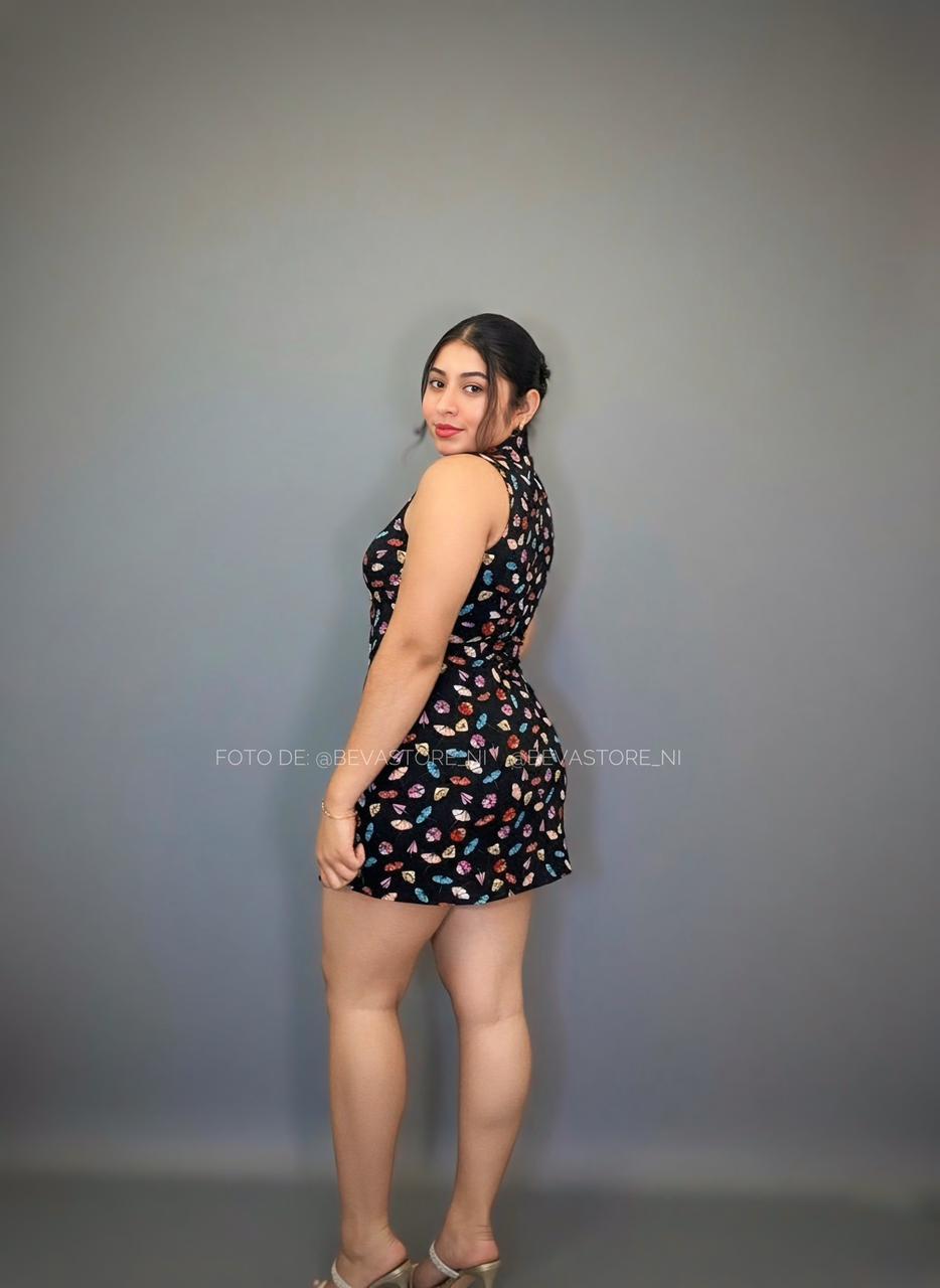 Vestido corto negro de sombrilla