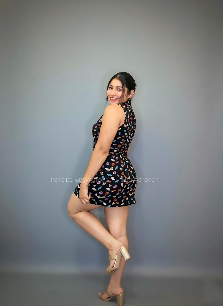 Vestido corto negro de sombrilla