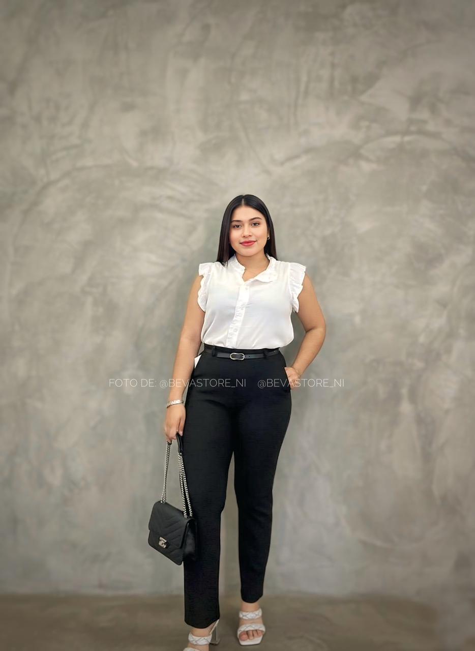Looks de blusa abotonada con volantes blanca