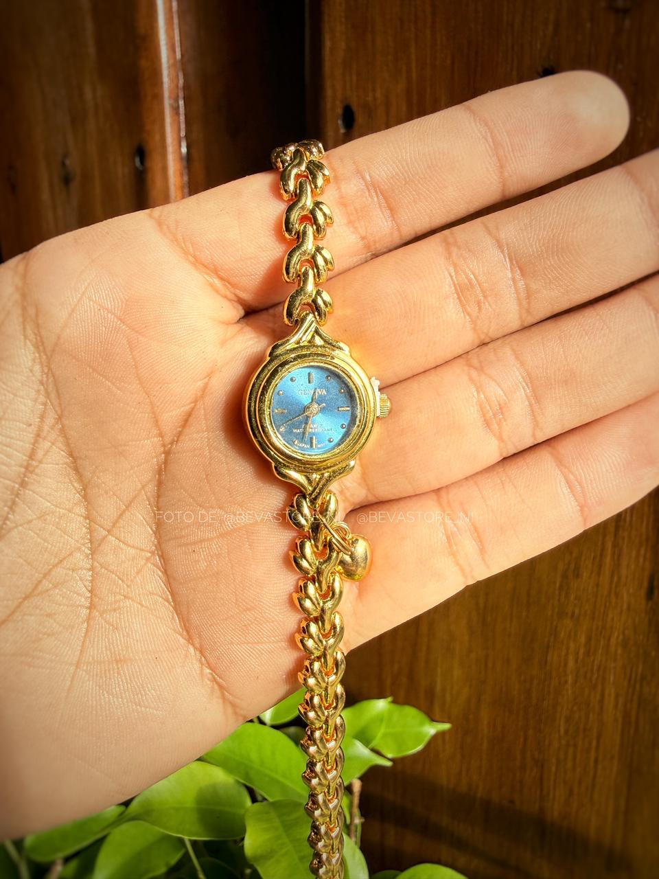 Reloj dorado minimalista con dije de corazón