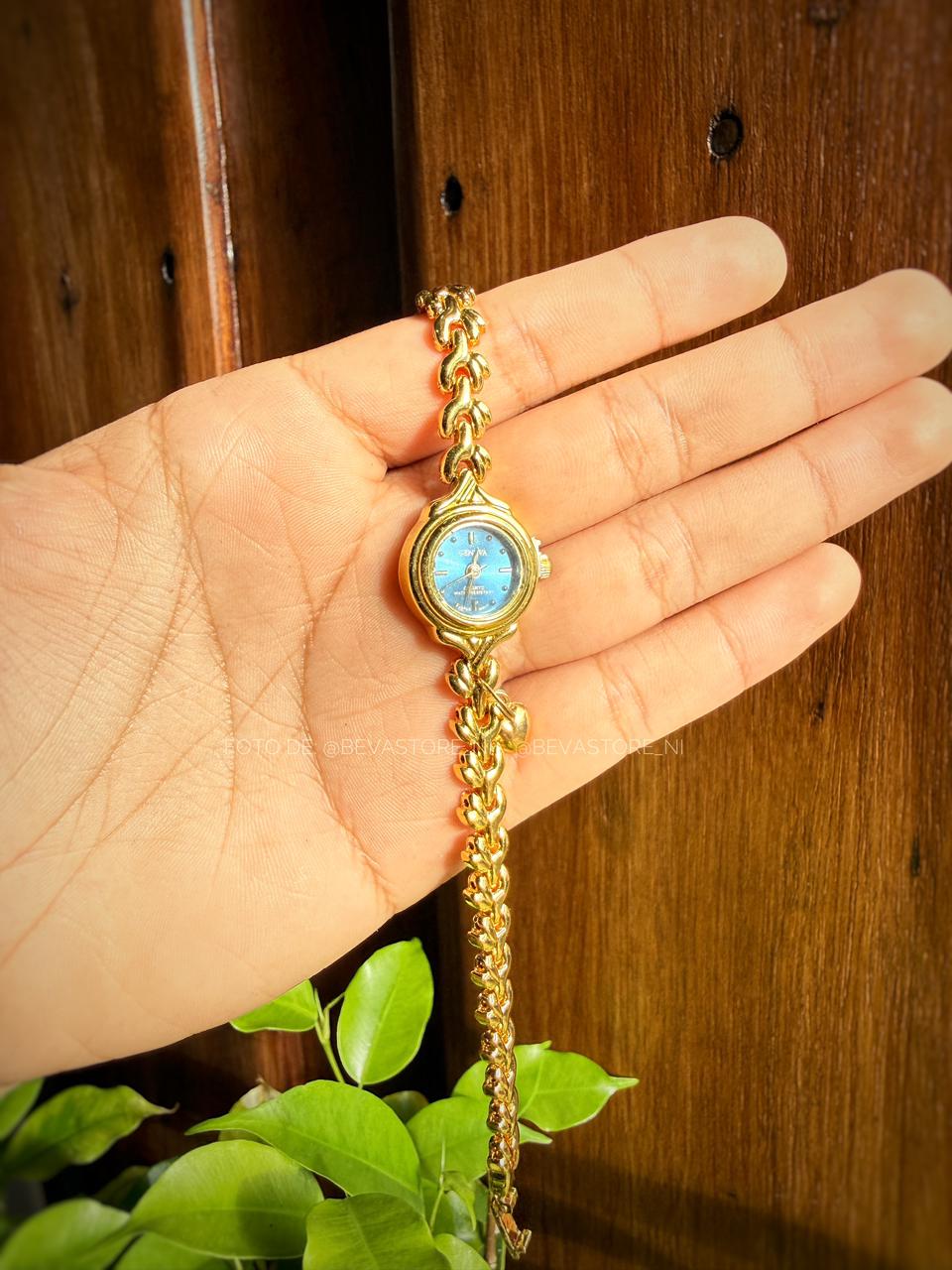 Reloj dorado minimalista con dije de corazón