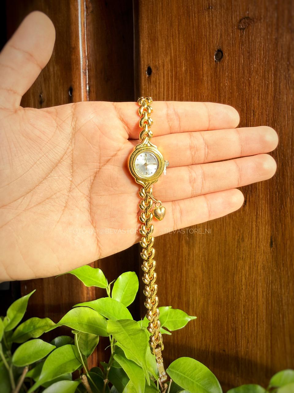 Reloj dorado minimalista con dije de corazón