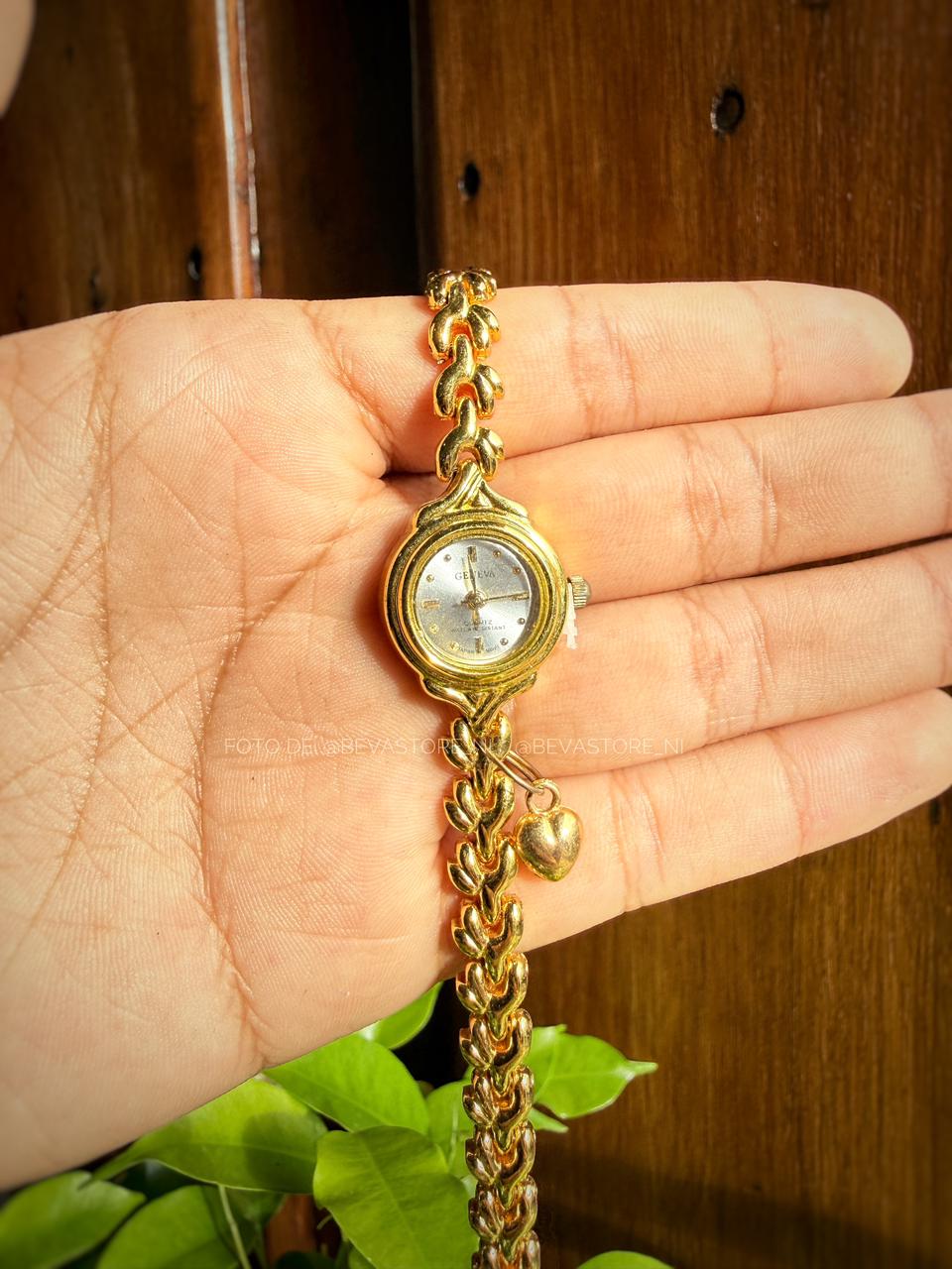 Reloj dorado minimalista con dije de corazón