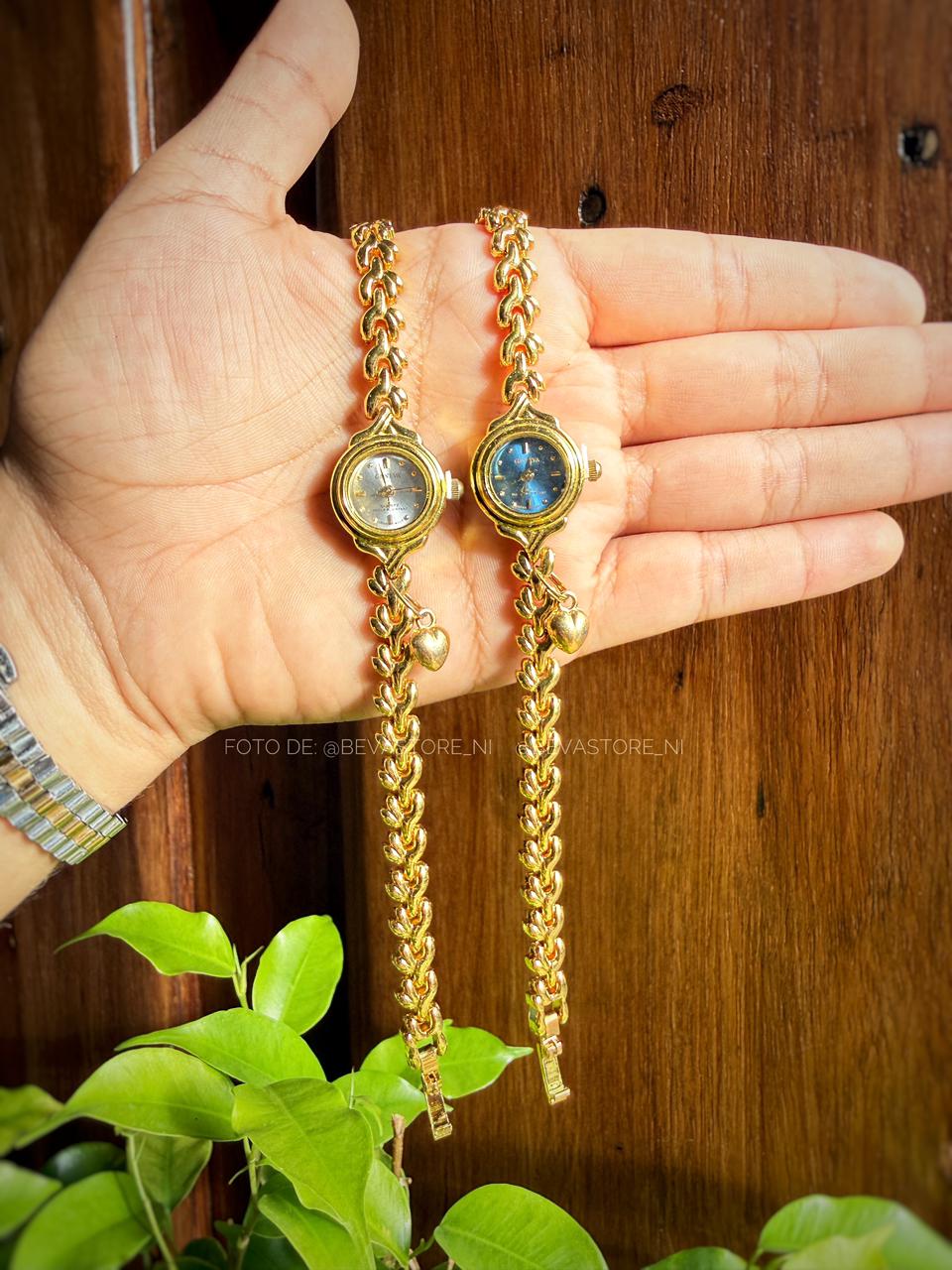 Reloj dorado minimalista con dije de corazón