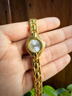 Reloj dorado con fondo de color