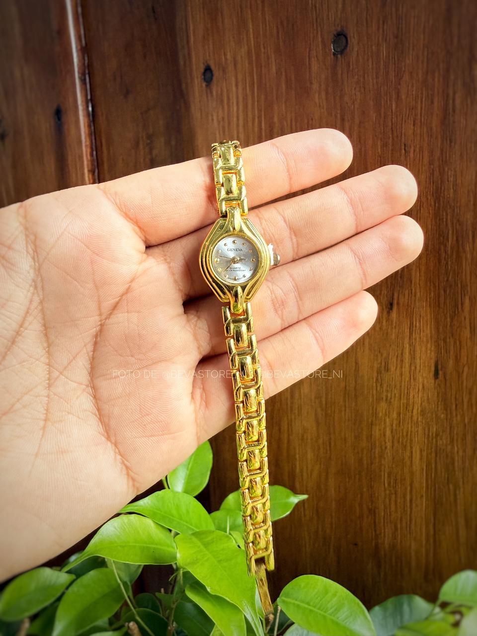 Reloj dorado con fondo de color