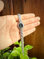 Reloj dorado con fondo de color