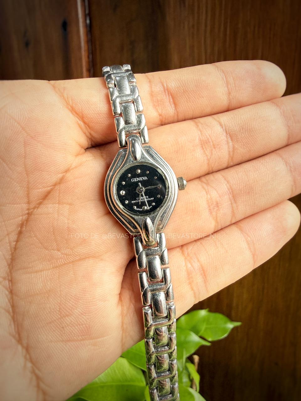 Reloj dorado con fondo de color