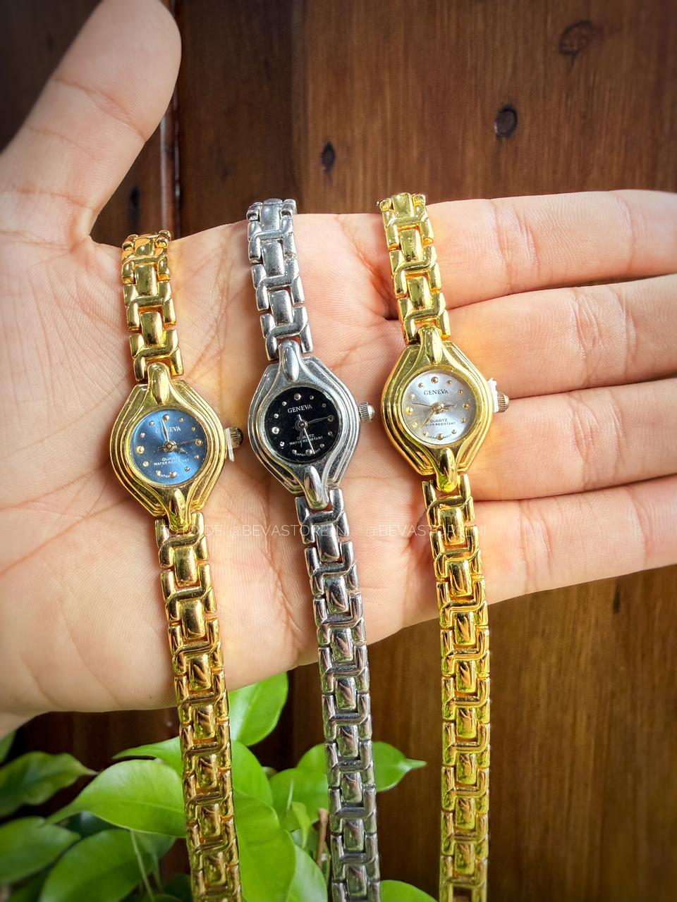 Reloj dorado con fondo de color