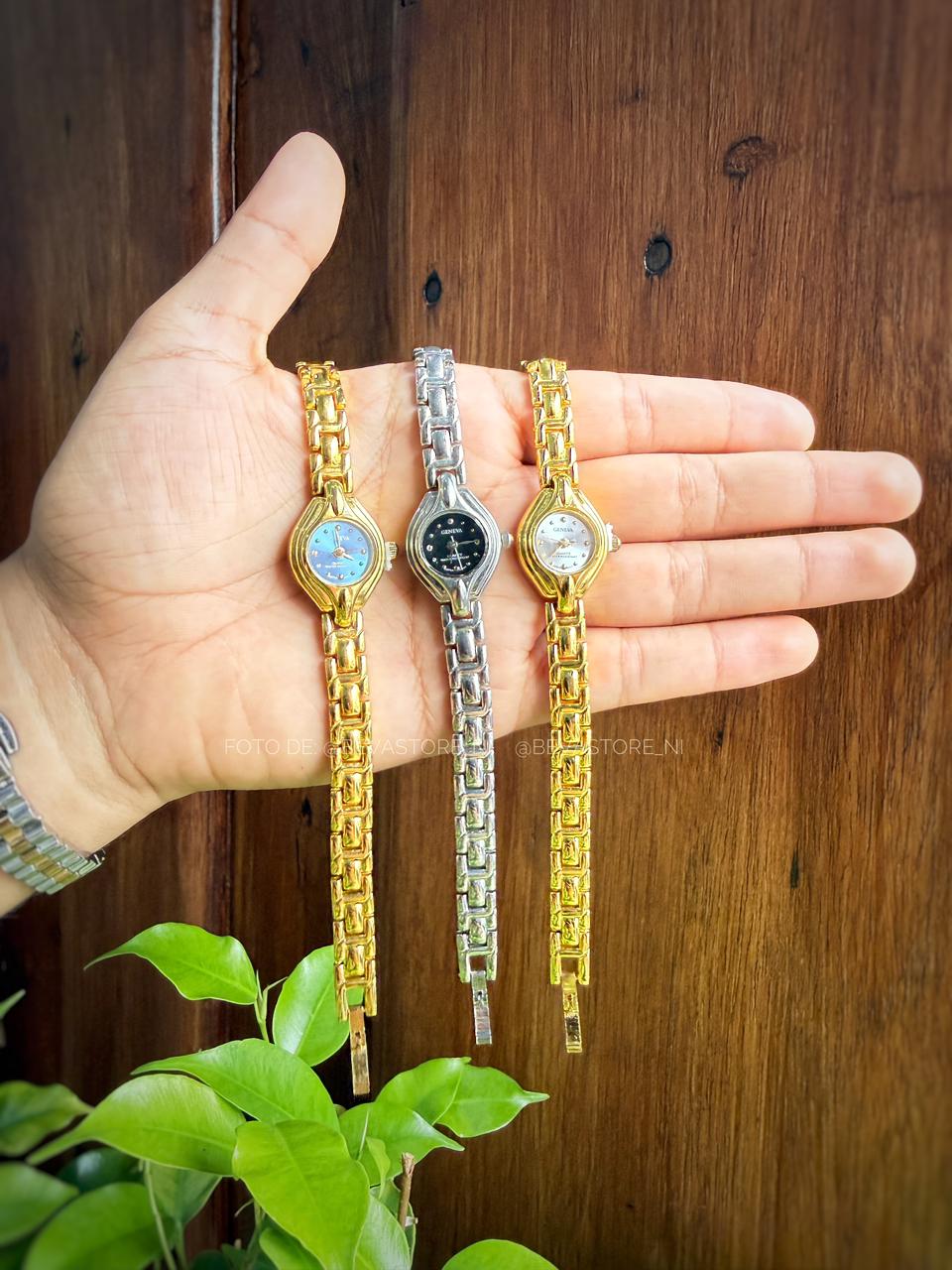 Reloj dorado con fondo de color