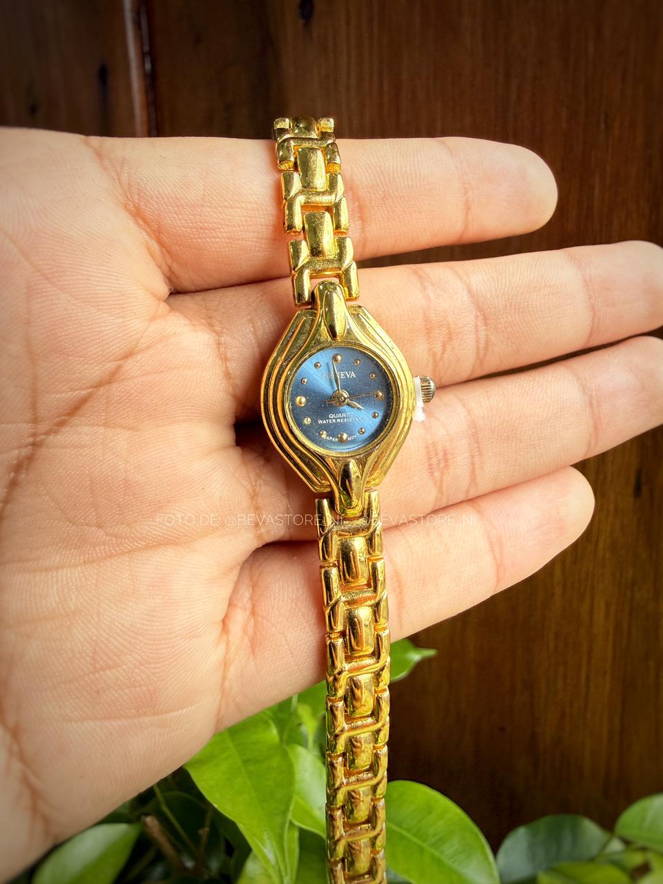 Reloj dorado con fondo de color