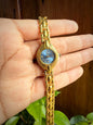 Reloj dorado con fondo de color
