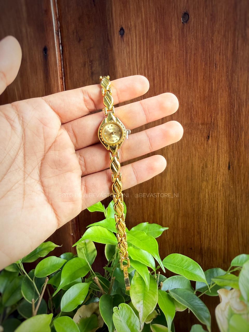 Reloj dorado minimalista