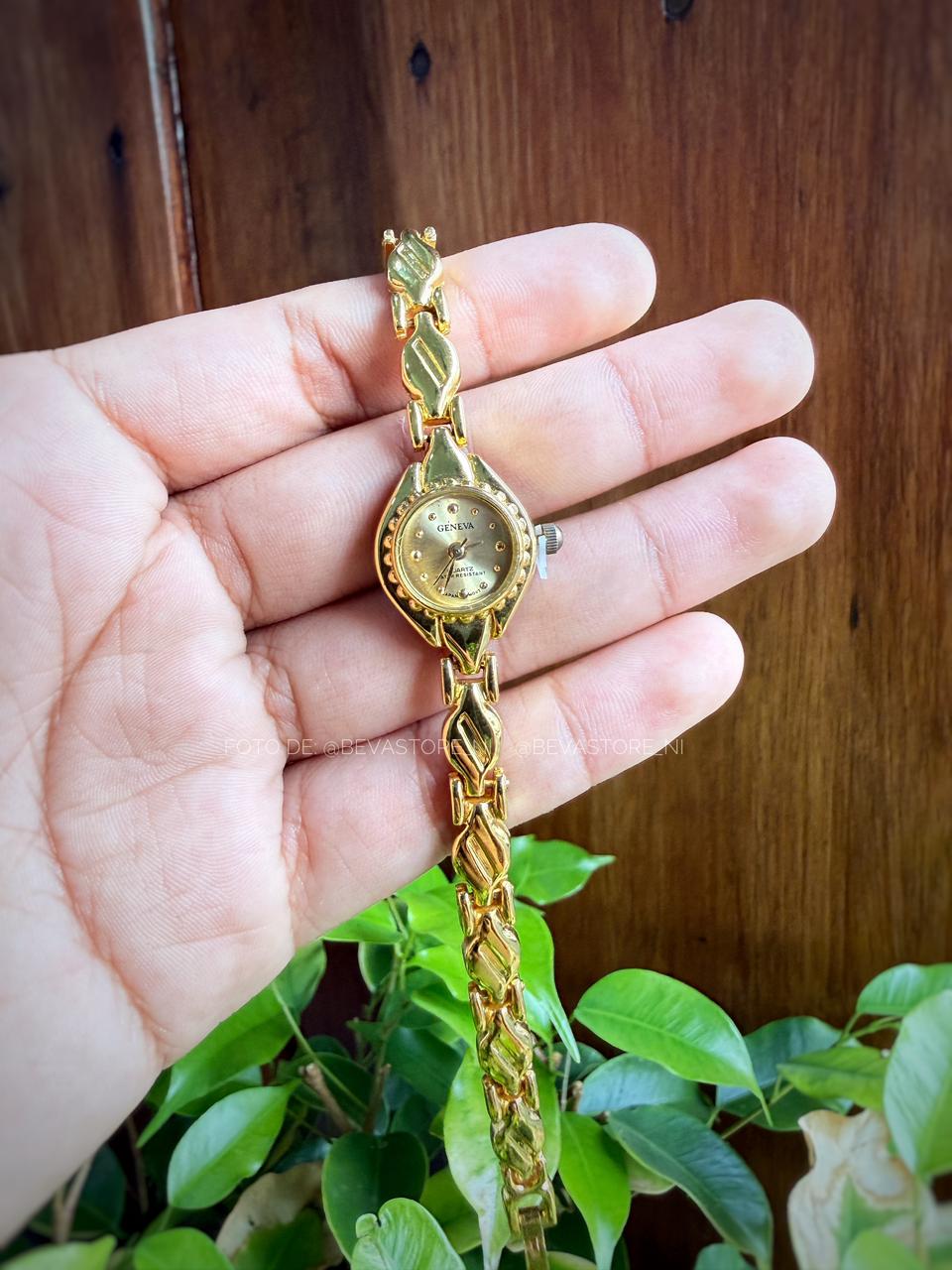 Reloj dorado minimalista
