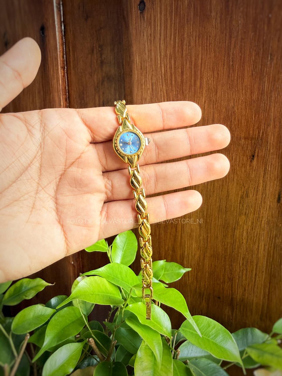 Reloj dorado minimalista