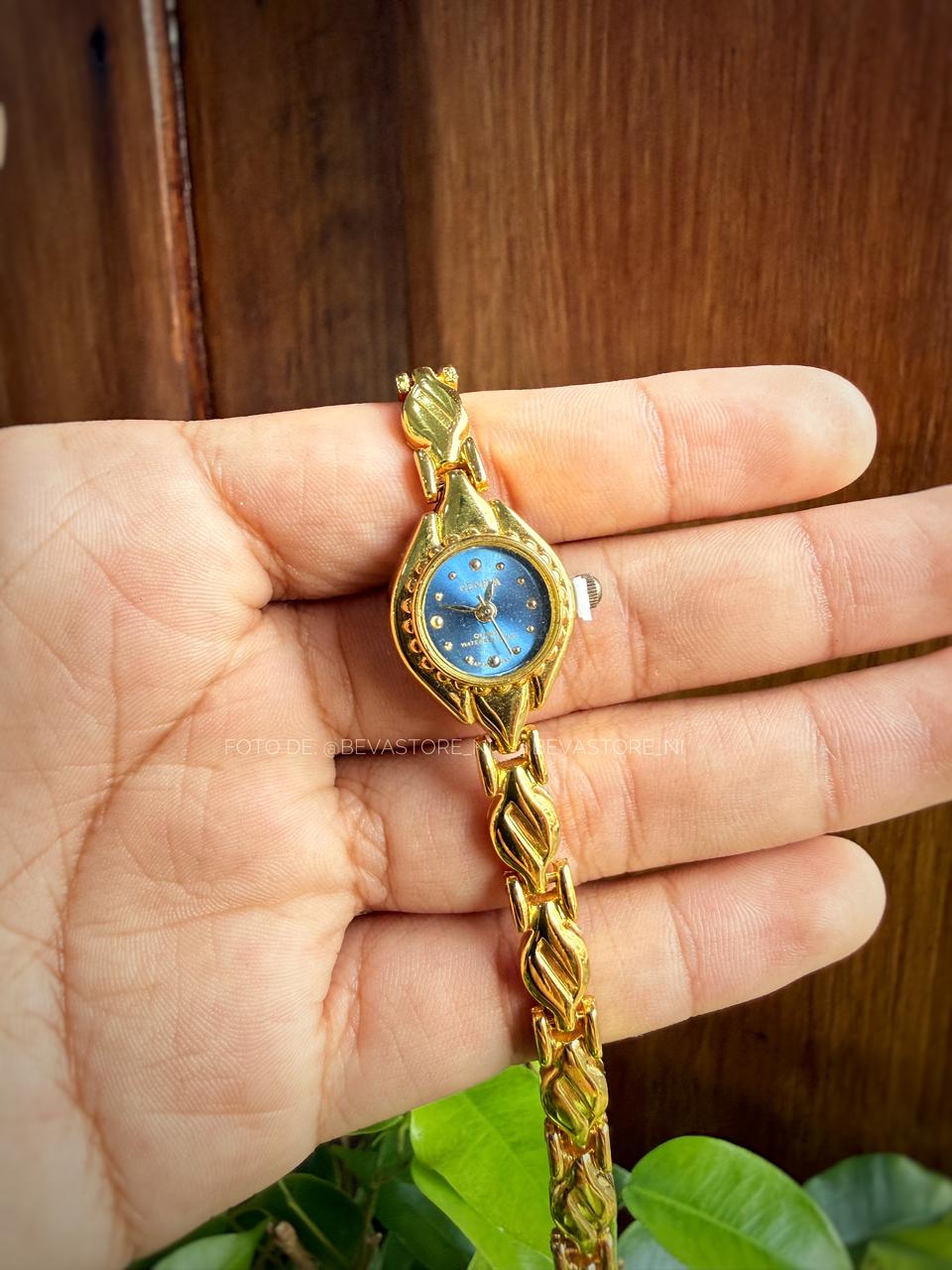 Reloj dorado minimalista