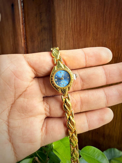 Reloj dorado minimalista