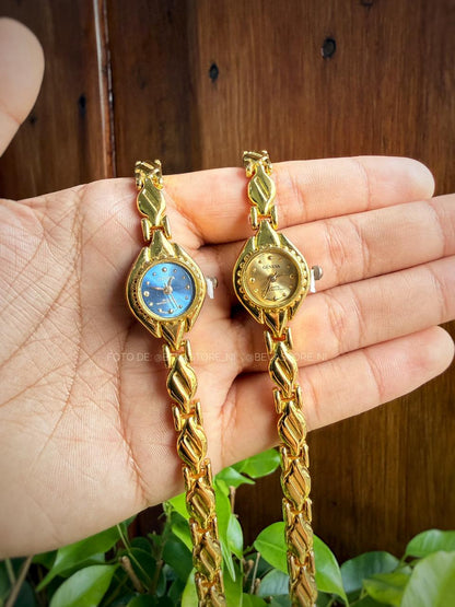 Reloj dorado minimalista