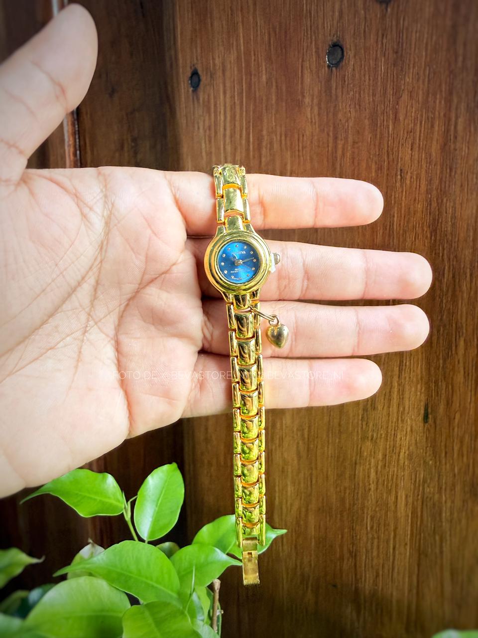 Reloj circular con dije